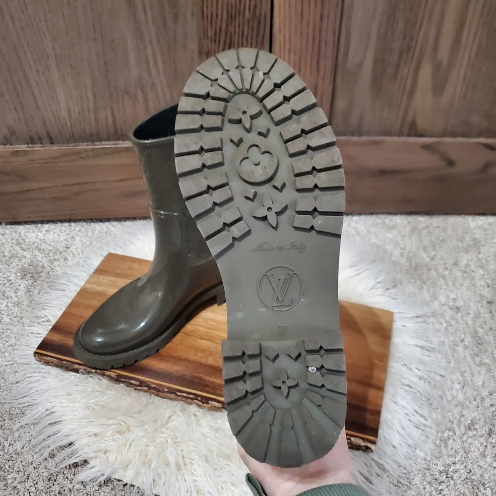 Louis Vuitton Green Winter Rain Boots with Iconic Monogram - Picture 4 of 5